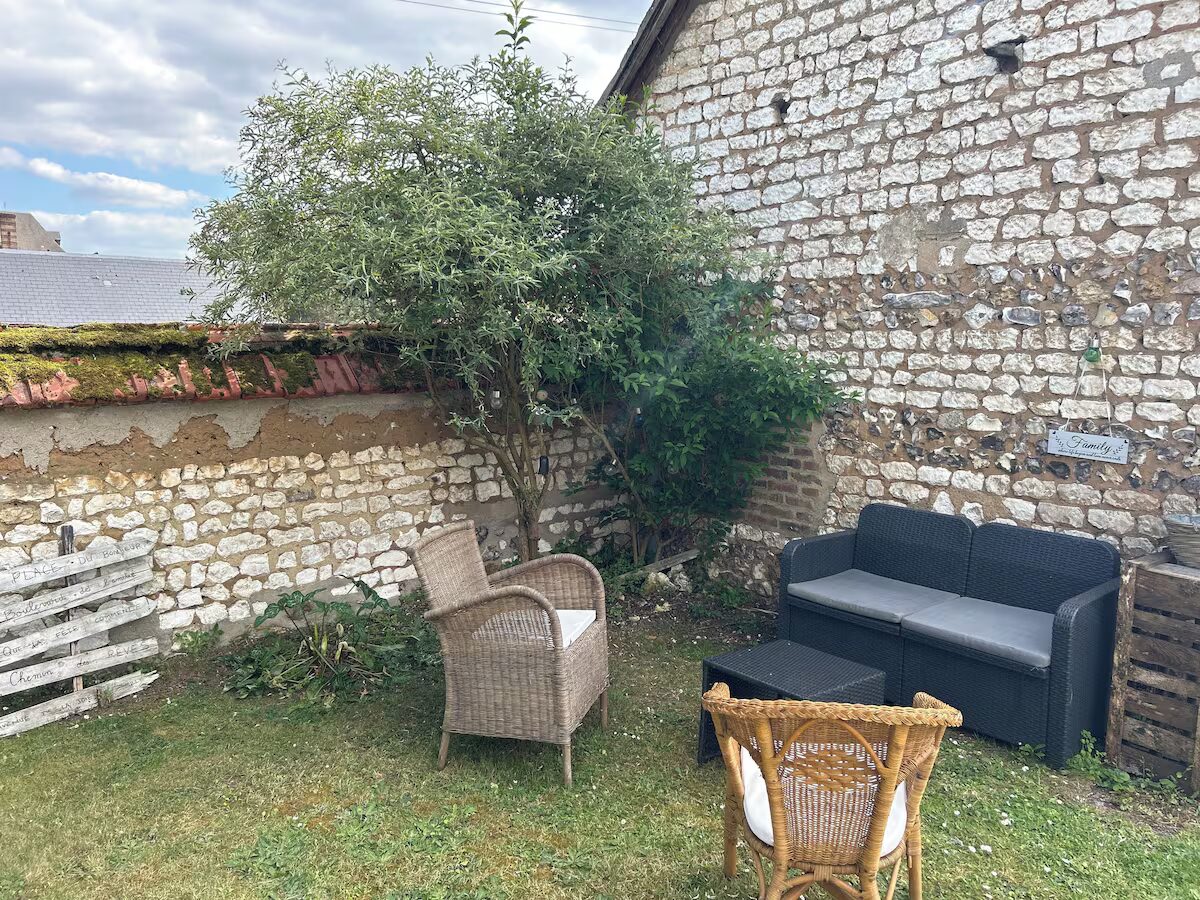 Salon de jardin sous les arbres